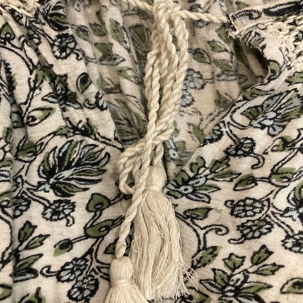👙Lucky Brand Cream and Sage Green Patterned Blouse 👙 - Picture 4 of 6